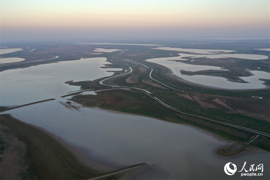 鄱陽湖跌破極枯水位，未來一段時間水位將維持走低態勢。人民網記者 時雨攝