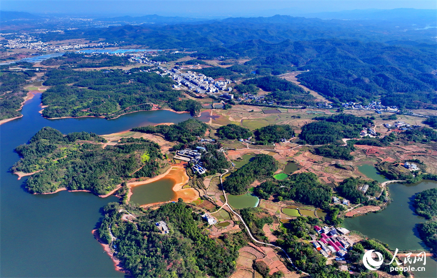 赣州市信丰县正平镇联合村，车辆往来穿行，通村公路连通村庄、田园和蔬菜种植基地，勾勒出多彩斑斓的冬日乡村图景。人民网记者 朱海鹏摄