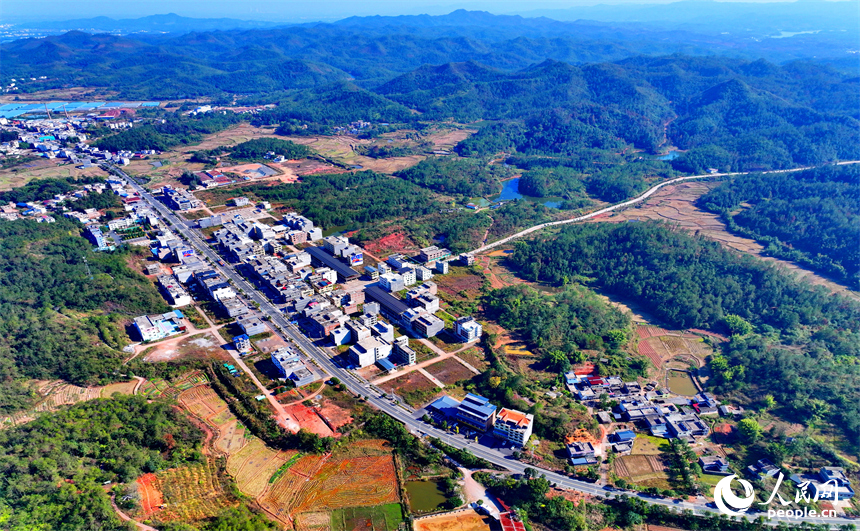 赣州市信丰县正平镇联合村，车辆往来穿行，通村公路连通村庄、田园和蔬菜种植基地，勾勒出多彩斑斓的冬日乡村图景。人民网记者 朱海鹏摄