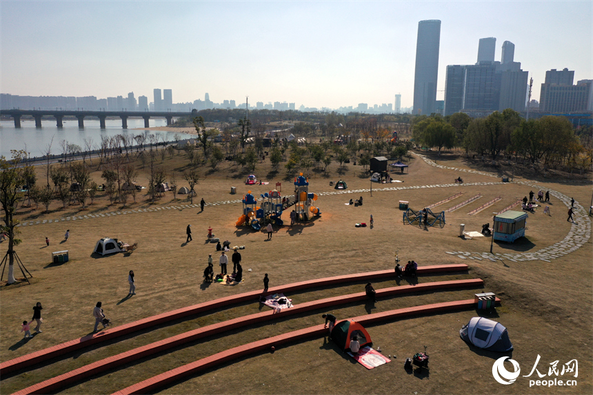 南昌红谷滩区赣江市民公园内，市民享受冬日户外的惬意时光。人民网记者 时雨摄