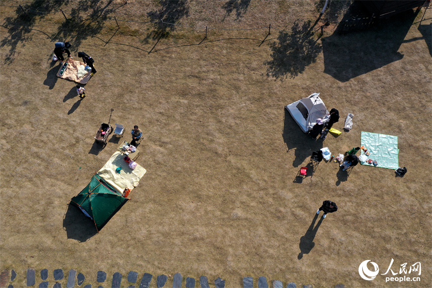 南昌红谷滩区赣江市民公园内，市民享受冬日户外的惬意时光。人民网记者 时雨摄