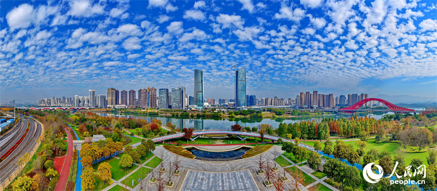 贛州市城區的高樓、河流、公園相映成景，構成一幅宜居宜業的城市畫卷。人民網記者 朱海鵬攝