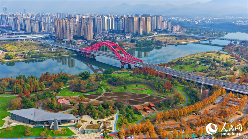 贛州市城區的高樓、河流、公園相映成景，構成一幅宜居宜業的城市畫卷。人民網記者 朱海鵬攝