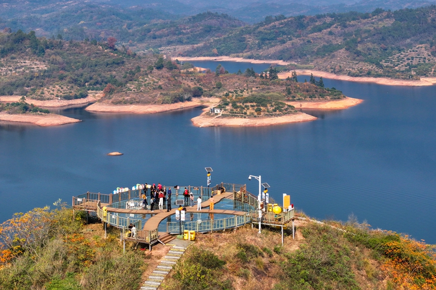 江西省抚州市南丰县蜜桔湖碧波荡漾，景色宜人。