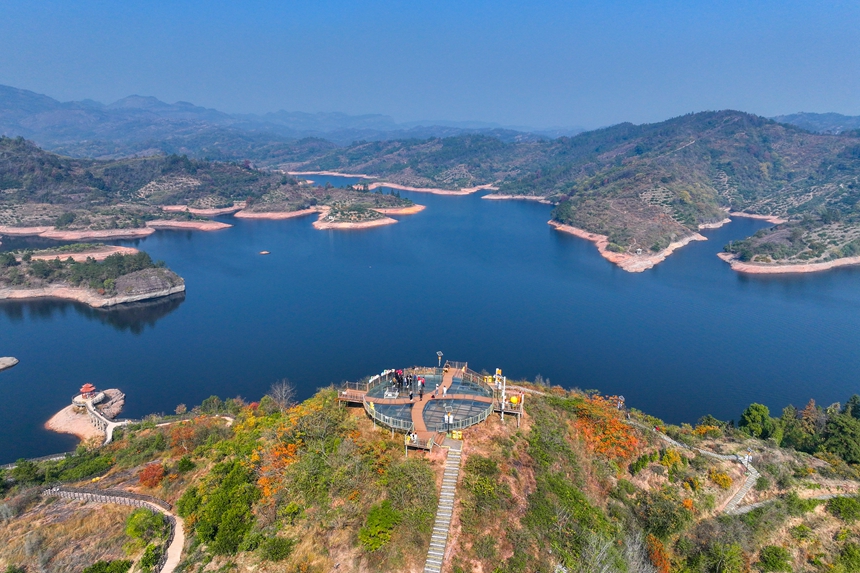 江西省撫州市南豐縣蜜桔湖碧波蕩漾，景色宜人。