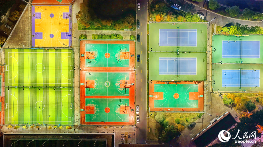 赣州市南康区南康体育公园，市民在夜间参与球类运动和夜跑锻炼。人民网记者 朱海鹏摄