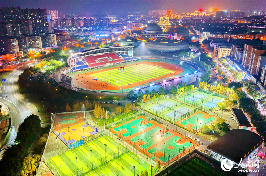 贛州市南康區南康體育公園，市民在夜間參與球類運動和夜跑鍛煉。人民網記者 朱海鵬攝