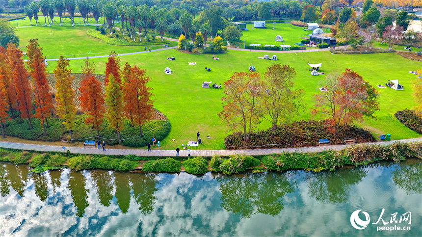 贛州市章江河畔冬日美景怡人，許多市民前來露營游玩，樂享城市“綠空間”。人民網記者 朱海鵬攝