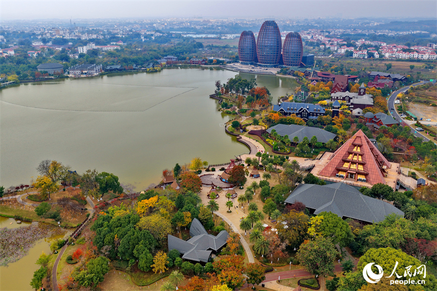 贛州市南康區的南康家居小鎮，一棟棟造型別致的建筑與湖水相映成景，吸引不少游客慕名前來游玩。人民網記者 朱海鵬攝