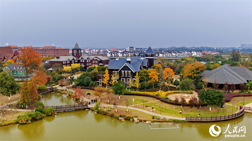 贛州市南康區的南康家居小鎮，一棟棟造型別致的建筑與湖水相映成景，吸引不少游客慕名前來游玩。人民網記者 朱海鵬攝