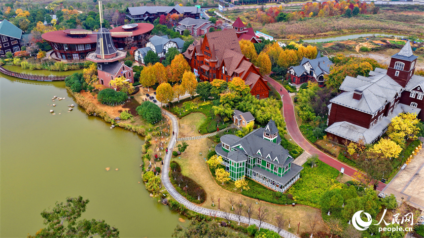 贛州市南康區的南康家居小鎮，一棟棟造型別致的建筑與湖水相映成景，吸引不少游客慕名前來游玩。人民網記者 朱海鵬攝