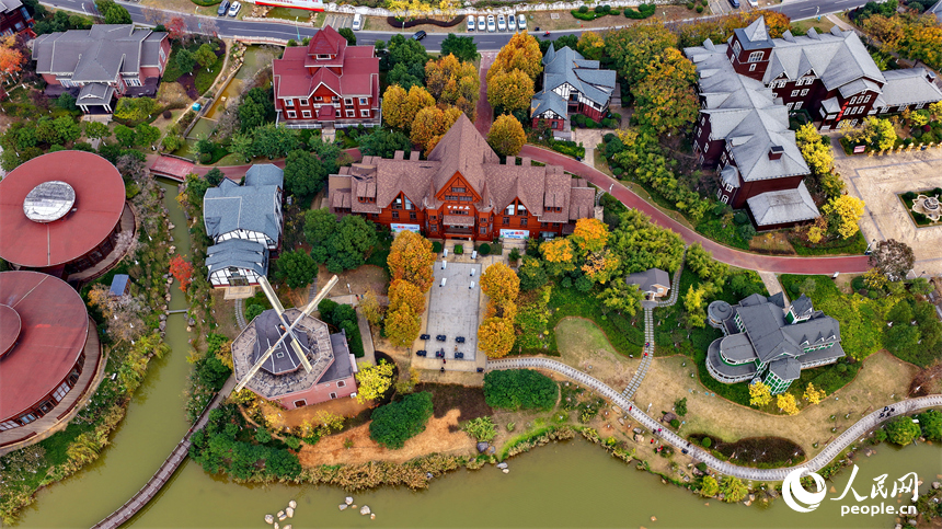 贛州市南康區的南康家居小鎮，一棟棟造型別致的建筑與湖水相映成景，吸引不少游客慕名前來游玩。人民網記者 朱海鵬攝