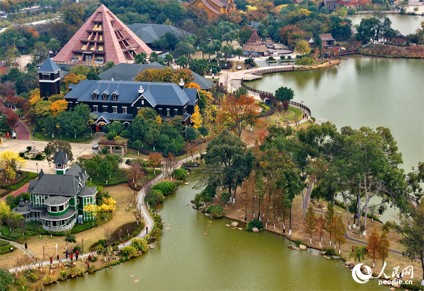 贛州市南康區的南康家居小鎮，一棟棟造型別致的建筑與湖水相映成景，吸引不少游客慕名前來游玩。人民網記者 朱海鵬攝