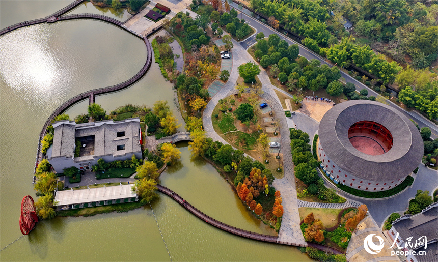 贛州市南康區的南康家居小鎮，一棟棟造型別致的建筑與湖水相映成景，吸引不少游客慕名前來游玩。人民網記者 朱海鵬攝