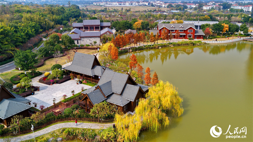 贛州市南康區的南康家居小鎮，一棟棟造型別致的建筑與湖水相映成景，吸引不少游客慕名前來游玩。人民網記者 朱海鵬攝