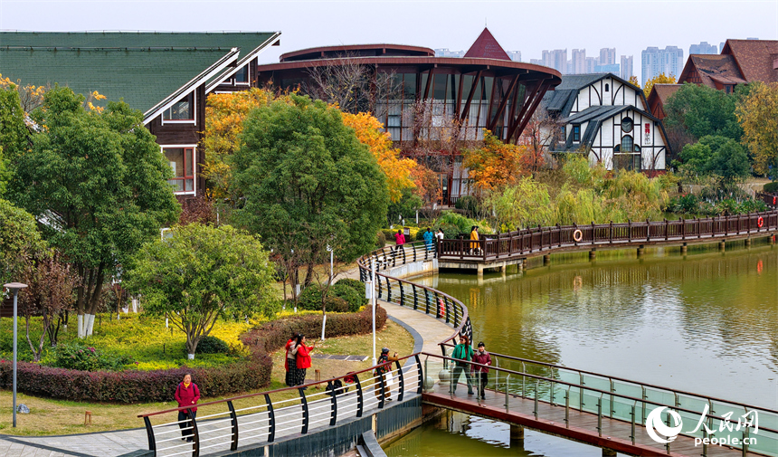 贛州市南康區的南康家居小鎮，一棟棟造型別致的建筑與湖水相映成景，吸引不少游客慕名前來游玩。人民網記者 朱海鵬攝