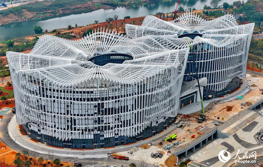 工人在赣州市南康区一处文化场馆进行玻璃幕墙收尾施工。人民网记者 朱海鹏摄