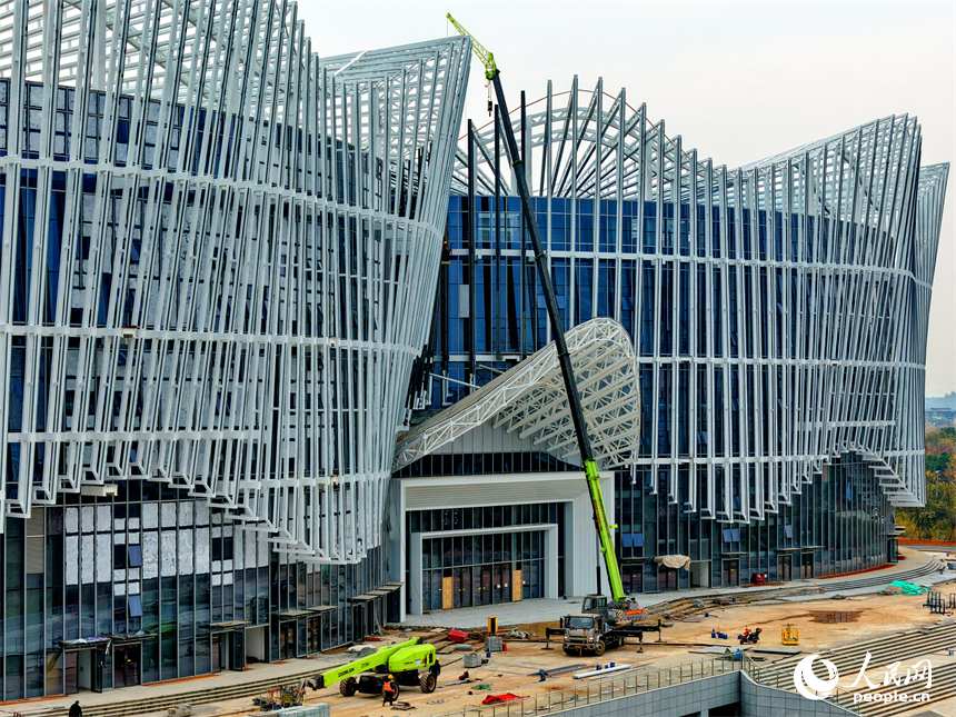 工人在赣州市南康区一处文化场馆进行玻璃幕墙收尾施工。人民网记者 朱海鹏摄