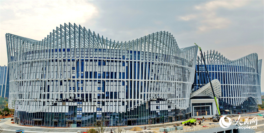 工人在赣州市南康区一处文化场馆进行玻璃幕墙收尾施工。人民网记者 朱海鹏摄