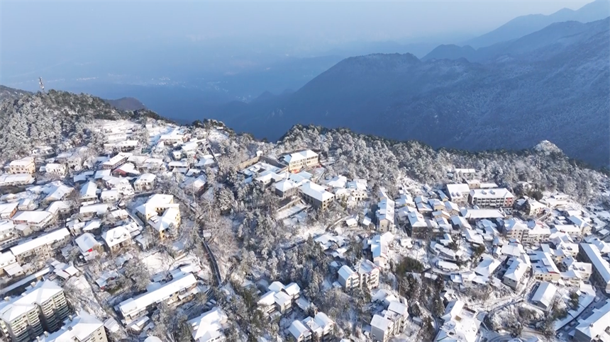 庐山迎来今冬第一场雪，银装素裹犹如童话世界。胡晓山摄