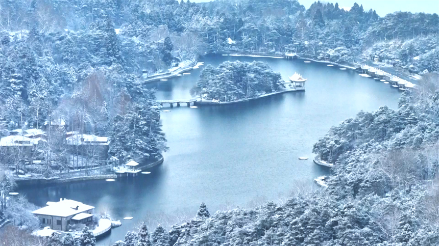 庐山迎来今冬第一场雪，银装素裹犹如童话世界。胡晓山摄