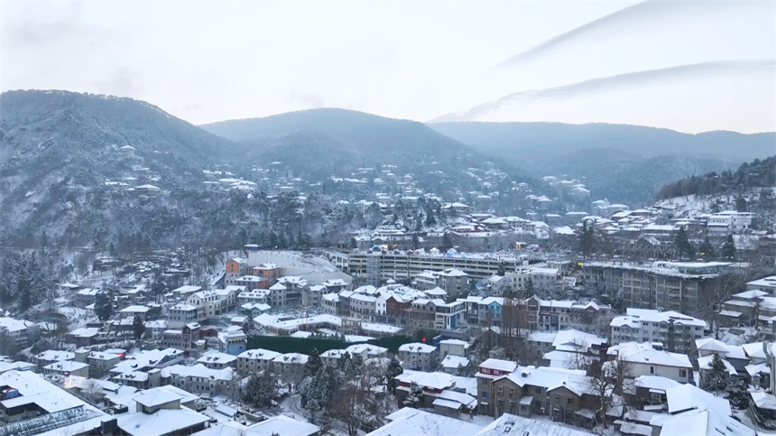 庐山迎来今冬第一场雪，银装素裹犹如童话世界。胡晓山摄
