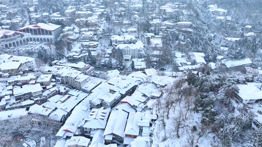 庐山迎来今冬第一场雪，银装素裹犹如童话世界。胡晓山摄