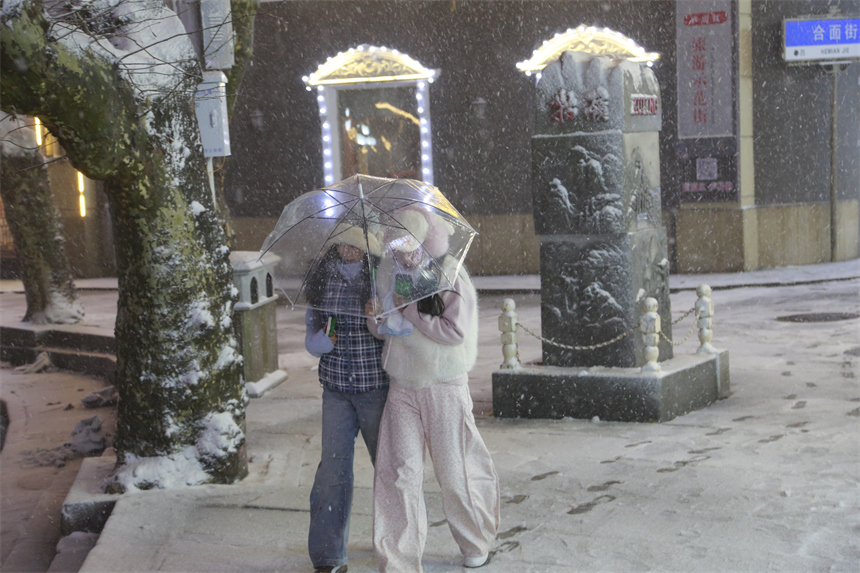 庐山雪景吸引游客前来游玩。胡晓山摄