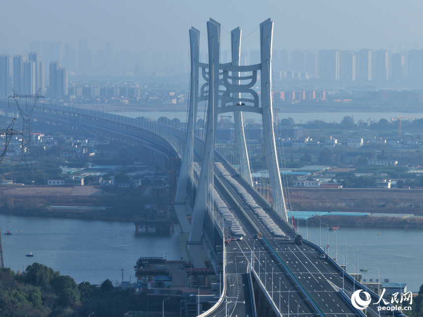 位于江西省南昌市的隆兴大桥如长龙卧波，气势如虹。人民网记者 毛思远摄