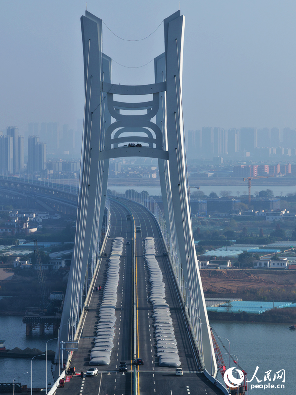位于江西省南昌市的隆兴大桥如长龙卧波，气势如虹。人民网记者 毛思远摄