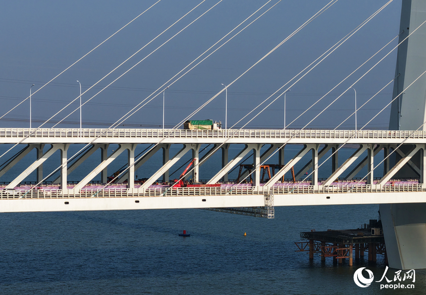 位于江西省南昌市的隆兴大桥如长龙卧波，气势如虹。人民网记者 毛思远摄