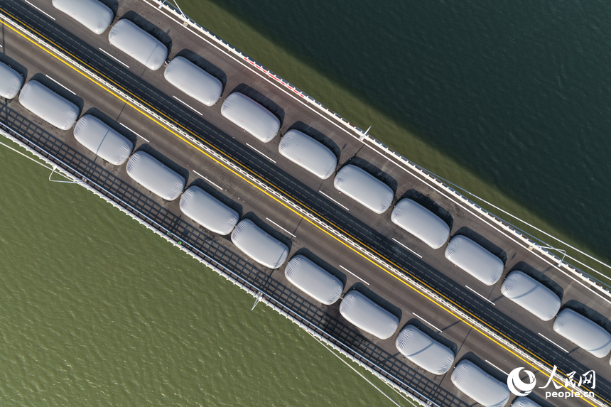 隆兴大桥正在进行通车前的测试工作。人民网记者 毛思远摄