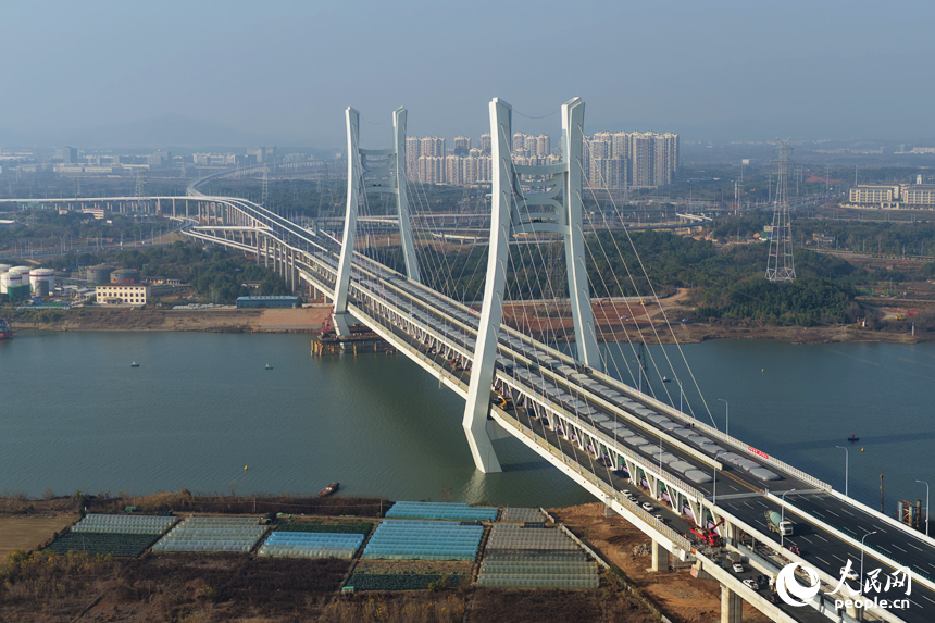 位于江西省南昌市的隆兴大桥如长龙卧波，气势如虹。人民网记者 毛思远摄