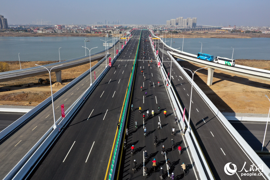 “愛我英雄城 騎行隆興橋”活動在全新建成的隆興大橋上舉行。圖為市民在大橋騎行。人民網記者 時雨攝