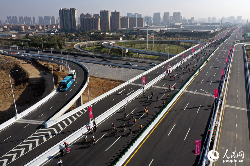 “愛我英雄城 騎行隆興橋”活動在全新建成的隆興大橋上舉行。圖為市民在大橋騎行。人民網記者 時雨攝