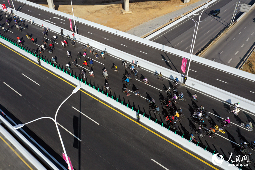 “愛我英雄城 騎行隆興橋”活動在全新建成的隆興大橋上舉行。圖為市民在大橋騎行。人民網記者 時雨攝