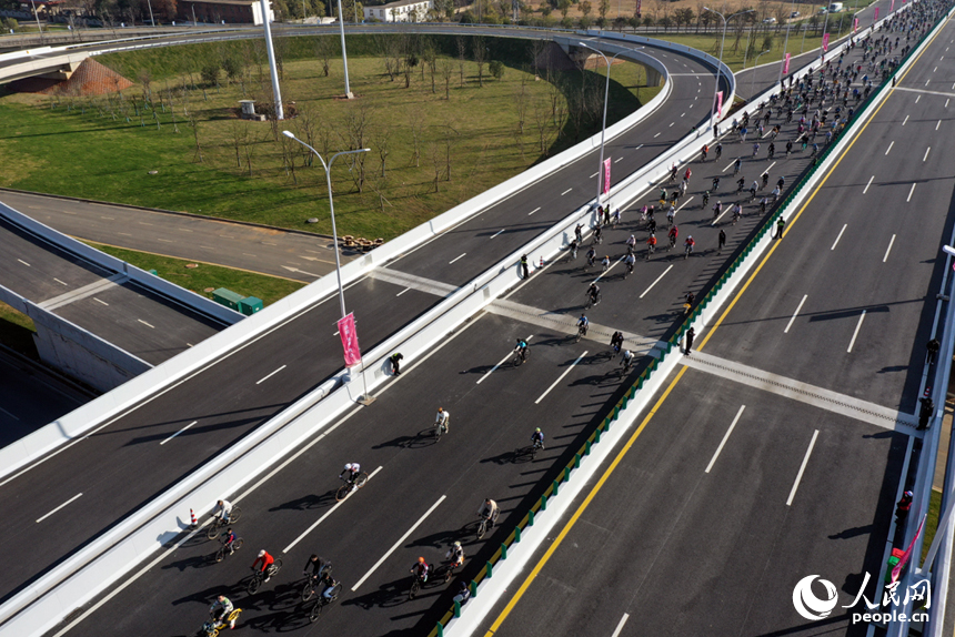 “愛我英雄城 騎行隆興橋”活動在全新建成的隆興大橋上舉行。圖為市民在大橋騎行。人民網記者 時雨攝
