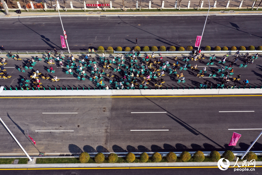 “愛我英雄城 騎行隆興橋”活動在全新建成的隆興大橋上舉行。圖為市民在大橋騎行。人民網記者 時雨攝