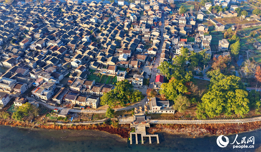 抚州市乐安县流坑古村，远山和村中高低错落的赣派建筑相得益彰、美不胜收。人民网记者 朱海鹏摄