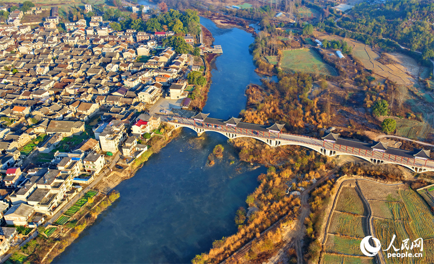 抚州市乐安县流坑古村，远山和村中高低错落的赣派建筑相得益彰、美不胜收。人民网记者 朱海鹏摄