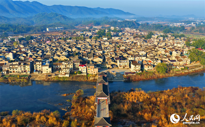 抚州市乐安县流坑古村，远山和村中高低错落的赣派建筑相得益彰、美不胜收。人民网记者 朱海鹏摄