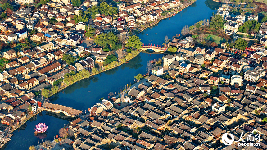 抚州市乐安县流坑古村，远山和村中高低错落的赣派建筑相得益彰、美不胜收。人民网记者 朱海鹏摄