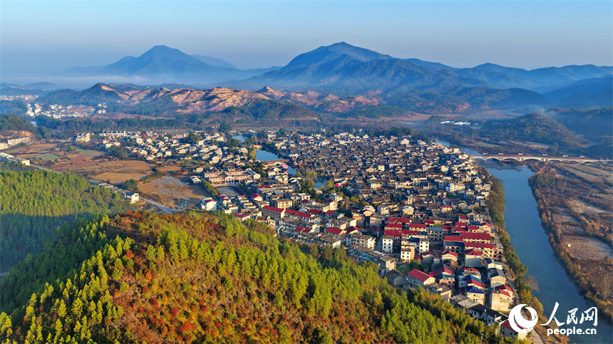 抚州市乐安县流坑古村，远山和村中高低错落的赣派建筑相得益彰、美不胜收。人民网记者 朱海鹏摄