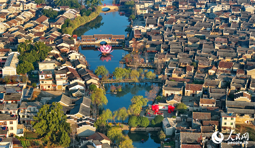 抚州市乐安县流坑古村，远山和村中高低错落的赣派建筑相得益彰、美不胜收。人民网记者 朱海鹏摄