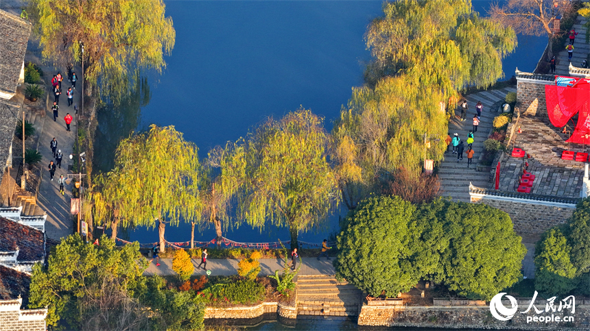 抚州市乐安县流坑古村，远山和村中高低错落的赣派建筑相得益彰、美不胜收。人民网记者 朱海鹏摄