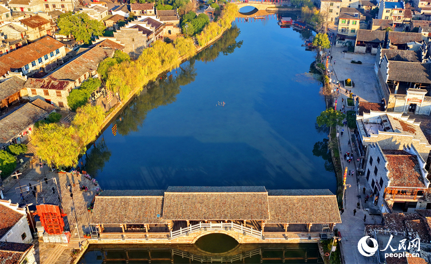 抚州市乐安县流坑古村，远山和村中高低错落的赣派建筑相得益彰、美不胜收。人民网记者 朱海鹏摄