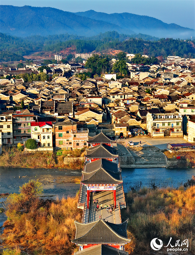 抚州市乐安县流坑古村，远山和村中高低错落的赣派建筑相得益彰、美不胜收。人民网记者 朱海鹏摄