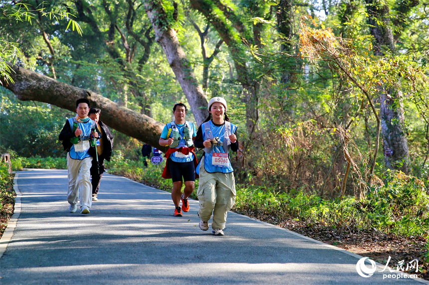 2025“江西古村跑”霞客行樂安大會暨商學院樂安越野賽在樂安縣流坑古村舉行。人民網記者 朱海鵬攝