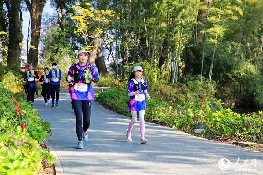 2025“江西古村跑”霞客行樂安大會暨商學院樂安越野賽在樂安縣流坑古村舉行。人民網記者 朱海鵬攝