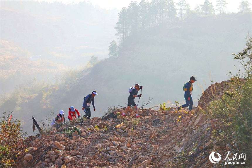 2025“江西古村跑”霞客行樂安大會暨商學院樂安越野賽在樂安縣流坑古村舉行。人民網記者 朱海鵬攝